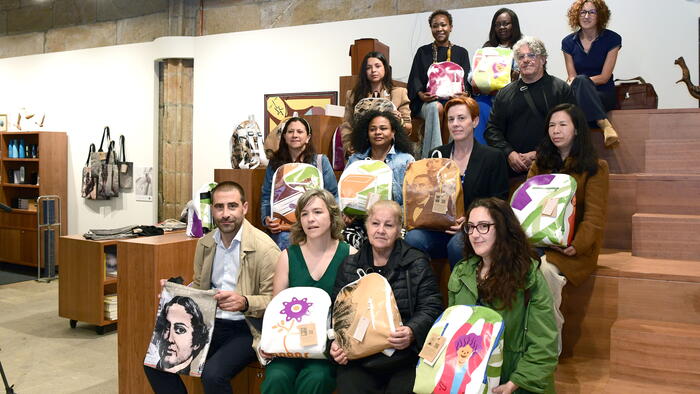 Responsables universitarios, da Fundación USC e da asociación Arraianas, xunto con parte das autoras das pezas. Foto: Santi Alvite Responsables universitarios, da Fundación USC e da asociación Arraianas, xunto con parte das autoras das pezas. Foto: Santi Alvite