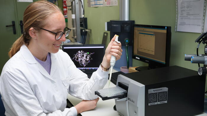 Sabrina Rose de Boer traballando no laboratorio