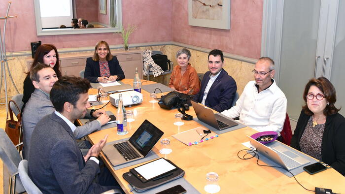 A xuntanza do luns na Casa de Europa presidiuna a vicerreitora de Internacionalización. Foto: Santi Alvite