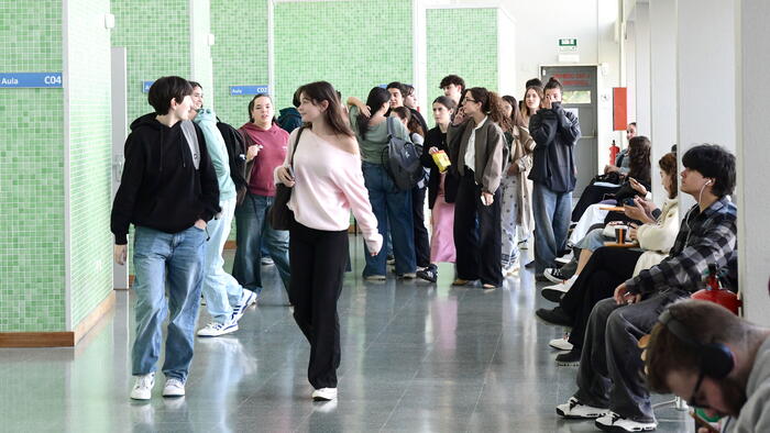 Estudantes polos pasillos de Filoloxía. Foto: Santi Alvite Estudantes polos pasillos de Filoloxía. Foto: Santi Alvite