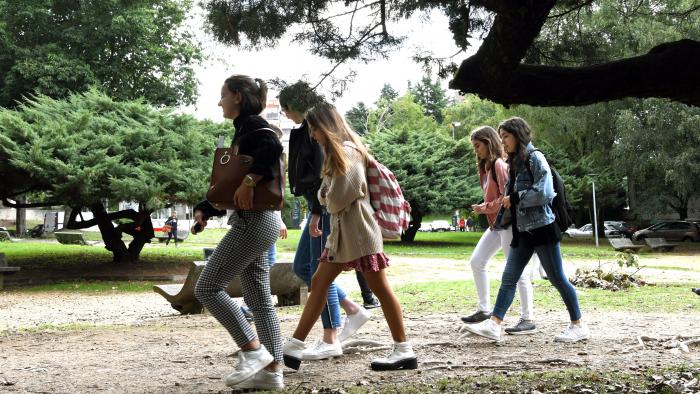 Estudantes no campus