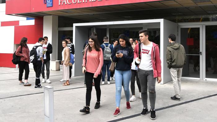Estudiantes saliendo de una facultad