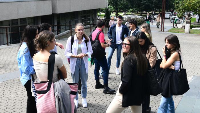 Estudantes no campus