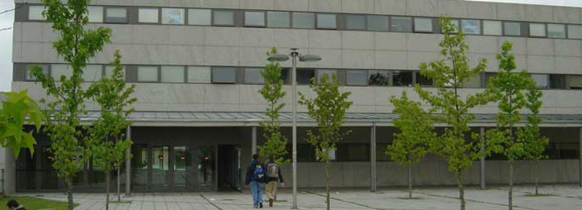Entrada principal Facultad Psicología Entrada principal Facultad Psicología