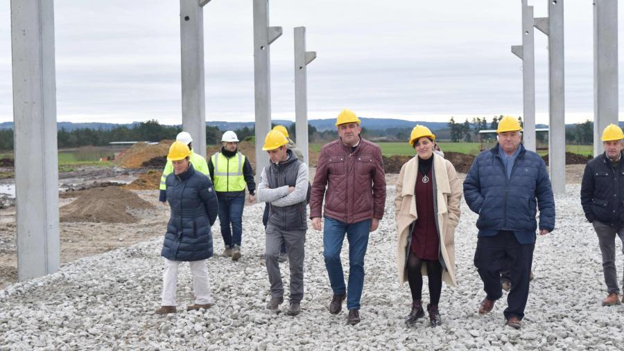 A vicerreitora de Coordinación do campus de Lugo supervisa a construción da ‘Granxa Experimental do Campus Terra’ A vicerreitora de Coordinación do campus de Lugo supervisa a construción da ‘Granxa Experimental do Campus Terra’