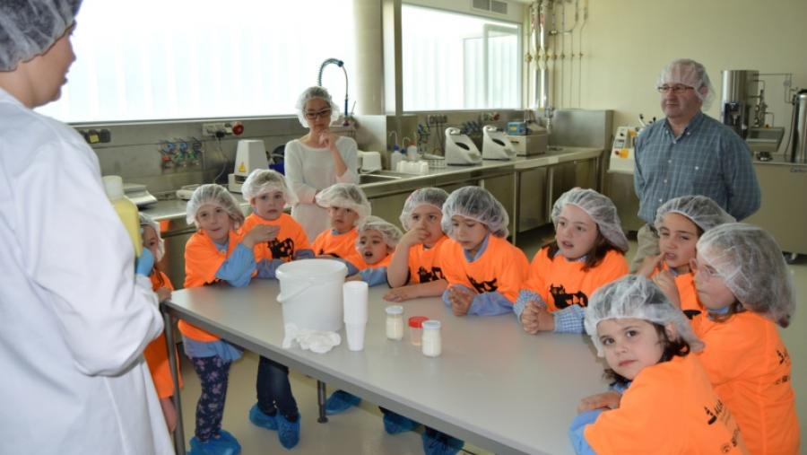 El Aula de Productos Lácteos y Tecnologías Alimentarias del Campus Terra celebra el 1 de junio el Día Internacional de la Leche con una cata de quesos gallegos El Aula de Productos Lácteos y Tecnologías Alimentarias del Campus Terra celebra el 1 de junio el Día Internacional de la Leche con una cata de quesos gallegos