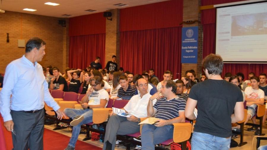 La EPS del Campus Terra regala a los nuevos estudiantes de primer curso una guía informativa sobre el centro La EPS del Campus Terra regala a los nuevos estudiantes de primer curso una guía informativa sobre el centro