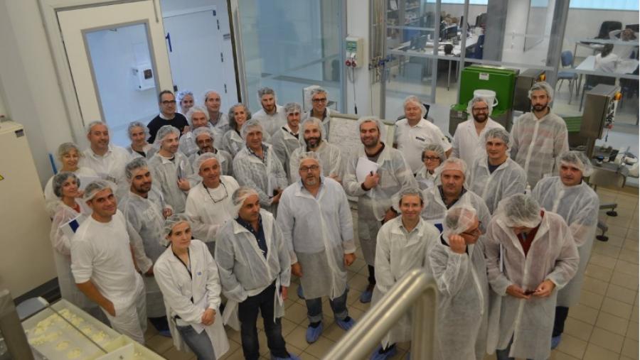 Un curso de elaboración de quesos de pasta blanda cita en el Campus Terra de la USC a cerca de un centenar de productores de toda España Un curso de elaboración de quesos de pasta blanda cita en el Campus Terra de la USC a cerca de un centenar de productores de toda España
