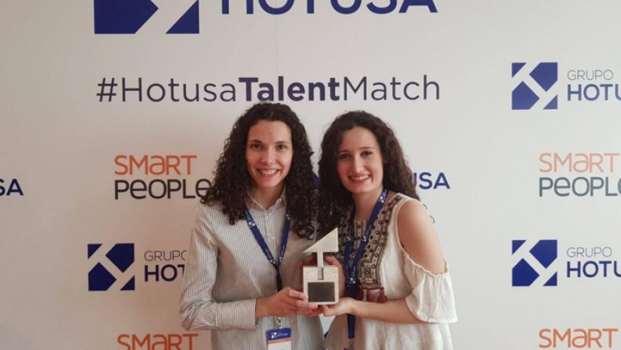 Lara Quiñoá y Begoña Simón, alumnas de la Facultad de ADE, ganan una mención en el Talent Macht de Smart People de Hotusa Lara Quiñoá y Begoña Simón, alumnas de la Facultad de ADE, ganan una mención en el Talent Macht de Smart People de Hotusa