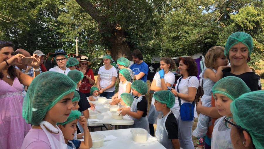 El Aplta del Campus Terra de la USC guía un taller infantil sobre elaboración de quesos en el festival Son Labreg@ de Sarria El Aplta del Campus Terra de la USC guía un taller infantil sobre elaboración de quesos en el festival Son Labreg@ de Sarria
