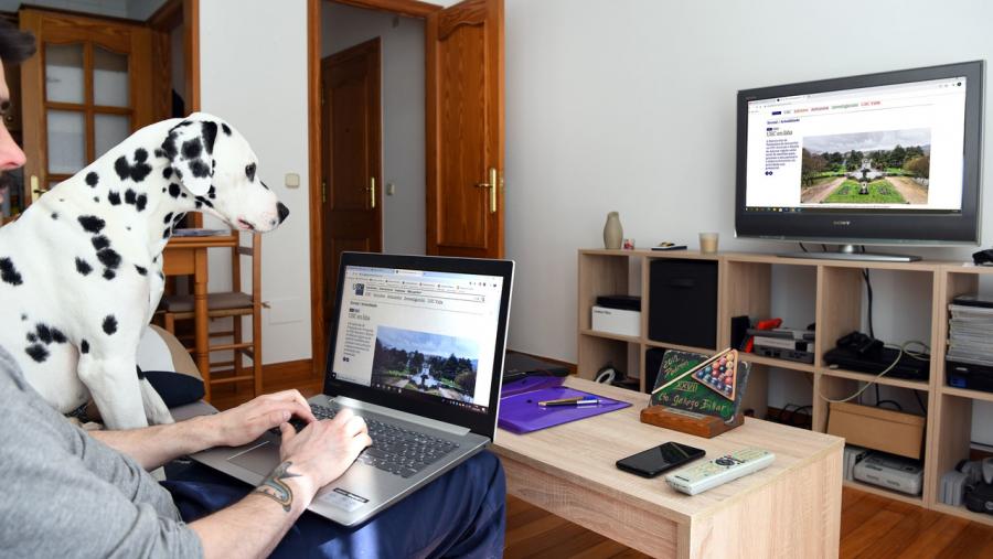 Estar en contacto con outras persoas a través do teléfono ou das novas tecnoloxías e evitar fontes de estrés eríxense tamén en elementos chave para poder xestionar de modo eficaz este momento. FOTO: Santi Alvite Estar en contacto con outras persoas a través do teléfono ou das novas tecnoloxías e evitar fontes de estrés eríxense tamén en elementos chave para poder xestionar de modo eficaz este momento. FOTO: Santi Alvite