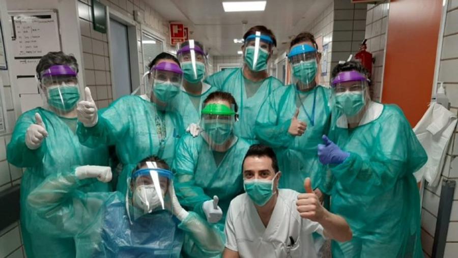 Personal sanitario coas viseiras elaboradas por Coronavirus Makers Galicia Personal sanitario coas viseiras elaboradas por Coronavirus Makers Galicia