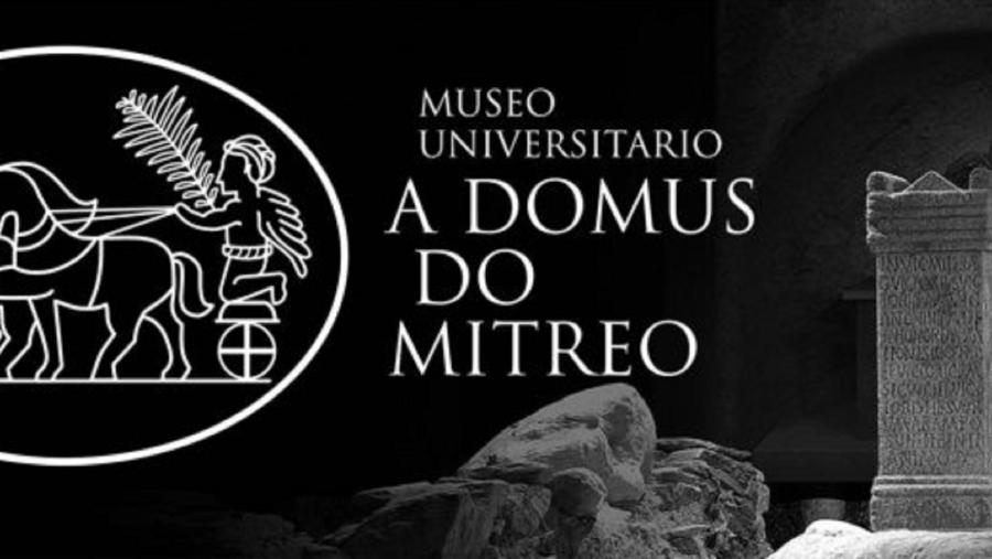 Anagrama do Museo Universitario A Domus do Mitreo, coa ara ao fondo Anagrama do Museo Universitario A Domus do Mitreo, coa ara ao fondo