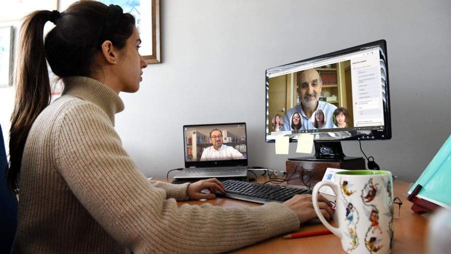 A USC achégase ao alumnado de ensino medio a través dos encontros virtuais. Foto: Santi Alvite A USC achégase ao alumnado de ensino medio a través dos encontros virtuais. Foto: Santi Alvite