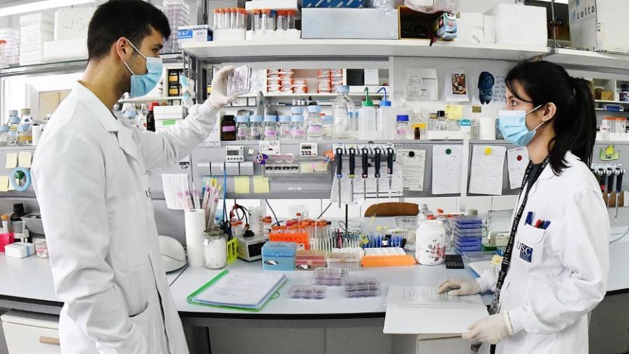 Dous investigadores nun laboratorio da USC. Foto: Santi Alvite Dous investigadores nun laboratorio da USC. Foto: Santi Alvite