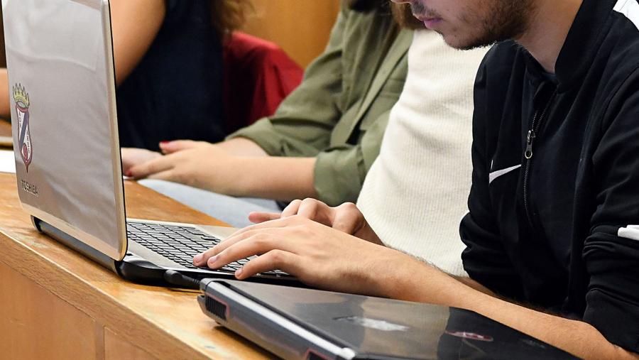 A USC adoptou dende o primeiro momento medidas para garantir o acceso igualitario de todo o seu alumnado á docencia virtual así como á avaliación en liña. FOTO: Santi Alvite A USC adoptou dende o primeiro momento medidas para garantir o acceso igualitario de todo o seu alumnado á docencia virtual así como á avaliación en liña. FOTO: Santi Alvite
