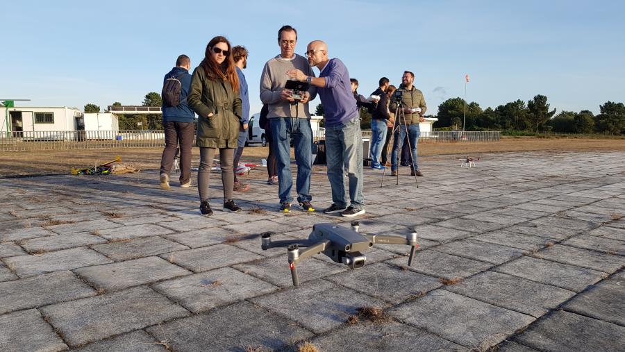 Alumnos e docentes nunha sesión práctica do máster nas instalacións do Club de Aeromodelismo Lavanco, en Lugo Alumnos e docentes nunha sesión práctica do máster nas instalacións do Club de Aeromodelismo Lavanco, en Lugo