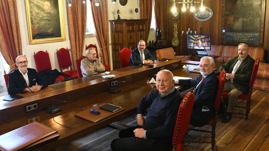 Os reitores mantiveron o encontro no Salón Reitoral de San Xerome, gardando a oportuna distancia de seguridade. Foto: Santi Alvite Os reitores mantiveron o encontro no Salón Reitoral de San Xerome, gardando a oportuna distancia de seguridade. Foto: Santi Alvite