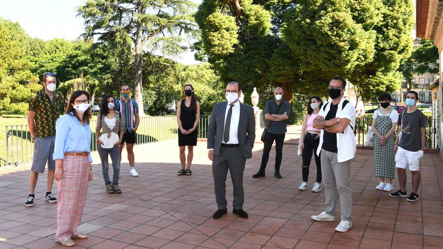 O reitor Antonio López e a vicerreitora de Igualdade, Cultura e Servizos, Mar Lorenzo, mantiveron este martes un encontro coas compañías participantes. FOTO: Santi Alvite O reitor Antonio López e a vicerreitora de Igualdade, Cultura e Servizos, Mar Lorenzo, mantiveron este martes un encontro coas compañías participantes. FOTO: Santi Alvite