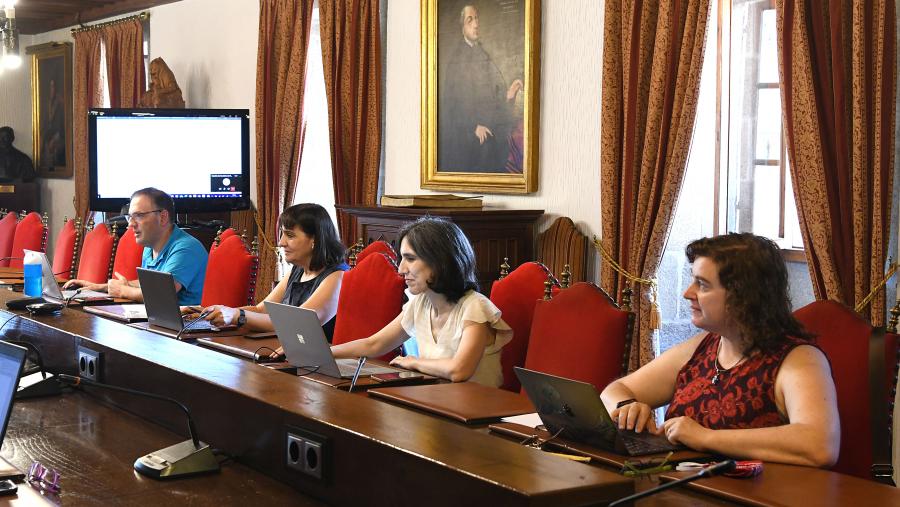 O encontro celebrouse no Salón Reitoral, mantendo medidas de distancia social e asistencia en remoto. Foto: Santi Alvite O encontro celebrouse no Salón Reitoral, mantendo medidas de distancia social e asistencia en remoto. Foto: Santi Alvite