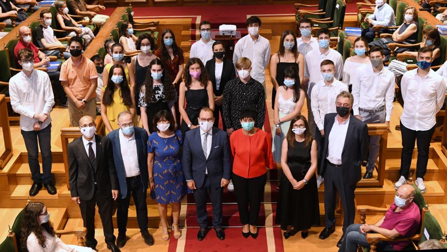 No acto presencial participaron unha representación de vinte alumnas e alumnos xunto coas súas familias. Foto: Santi Alvite Foto de grupo dos participantes