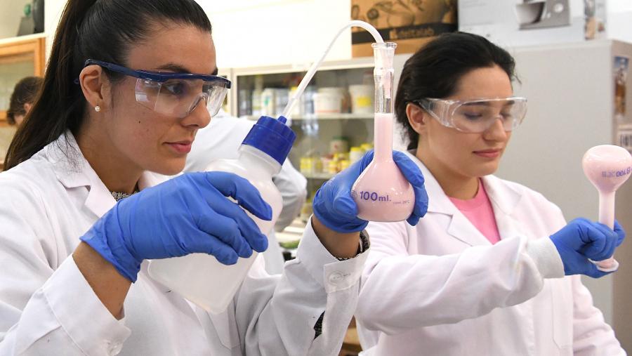 Os premios contemplan dúas modalidades, para propostas docentes e traballos de investigación. Imaxe de arquivo. Foto: Santi Alvite Alumnas en laboratorio. Foto: Santi Alvite
