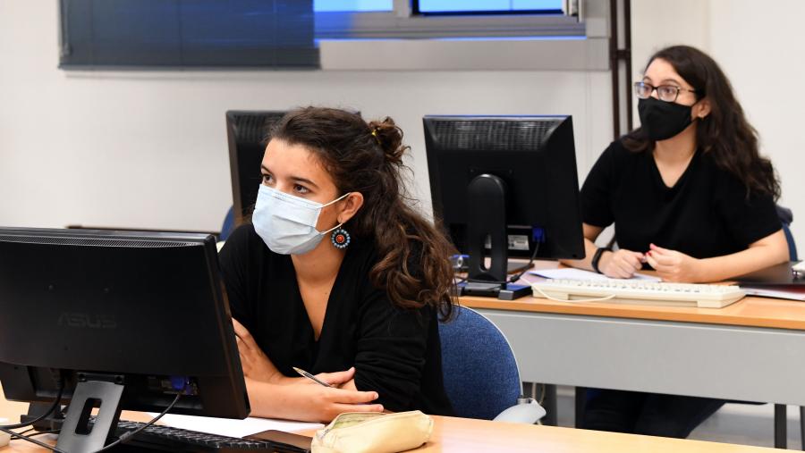 O uso da máscara vólvese obrigatorio en calquera dependencia da Universidade. FOTO: Santi Alvite O uso da máscara vólvese obrigatorio en calquera dependencia da Universidade. FOTO: Santi Alvite