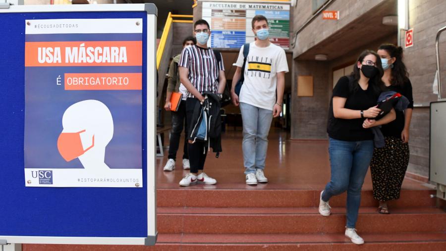 O reitor quixo explicar ante os medios de comunicación a dotación de medidas que a Universidade está a desenvolver de cara a facilitar a docencia nas circunstancias actuais nas que se están a combinar presencialidade e semipresencialidade. FOTO: Santi Alvite O reitor quixo explicar ante os medios de comunicación a dotación de medidas que a Universidade está a desenvolver de cara a facilitar a docencia nas circunstancias actuais nas que se están a combinar presencialidade e semipresencialidade. FOTO: Santi Alvite