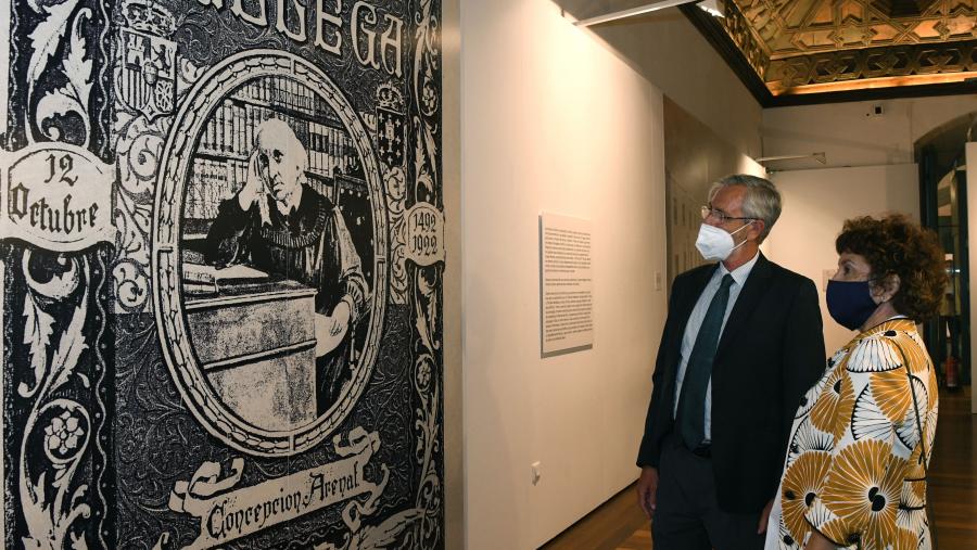 A comisaria María Paz García Rubio e o tataraneto de Concepción Arenal, Federico Cantero, visitan a mostra. FOTO: Santi Alvite A comisaria María Paz García Rubio e o tataraneto de Concepción Arenal, Federico Cantero, visitan a mostra. FOTO: Santi Alvite