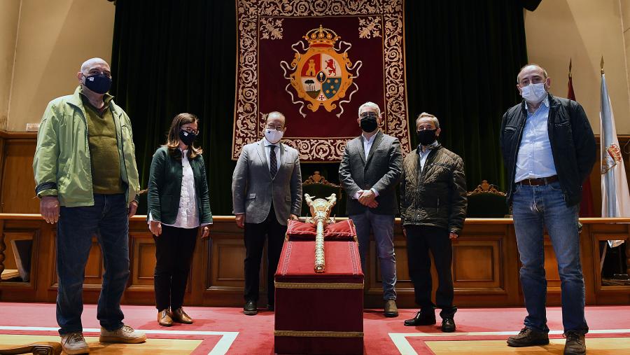 O reitor Antonio López (terceiro pola esquerda) e a vicerreitora de Igualdade Cultura e Servizos, Mar Lorenzo, xunto co responsable da Área de Cultura, Pablo Sampedro (primeiro pola esquerda), recibiron a Maza restaurada por parte de Ourives de Compostela. FOTO: Santi Alvite O reitor Antonio López (terceiro pola esquerda) e a vicerreitora de Igualdade Cultura e Servizos, Mar Lorenzo, xunto co responsable da Área de Cultura, Pablo Sampedro (primeiro pola esquerda), recibiron a Maza restaurada por parte de Ourives de Compostela. FOTO: Santi Alvite