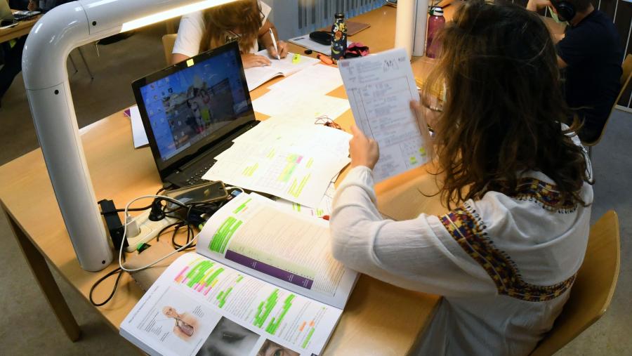Conectarse ás clases en remoto implica desenvolver unha maior capacidade de autoxestión por parte do alumnado. FOTO: Santi Alvite Conectarse ás clases en remoto implica desenvolver unha maior capacidade de autoxestión por parte do alumnado. FOTO: Santi Alvite