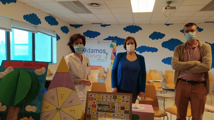 Os profesores Yésica Teijeiro (no centro da imaxe) e Jesús Rodríguez fan entrega dos materiais didácticos ao CHUS Os profesores Yésica Teijeiro (no centro da imaxe) e Jesús Rodríguez fan entrega dos materiais didácticos ao CHUS