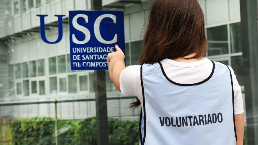 Unha voluntaria da USC. FOTO: Santi Alvite Unha voluntaria da USC. FOTO: Santi Alvite