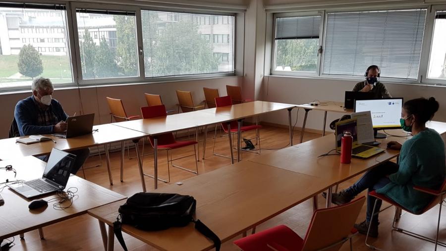 Marey, á esquerda, e outros relatores durante o webinar celebrado con universidades de Mongolia Marey, á esquerda, e outros relatores durante o webinar celebrado con universidades de Mongolia