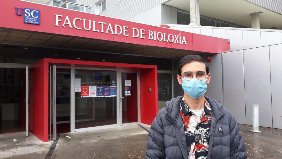 Yeray Folgar Cameán, diante da Facultade de Bioloxía Yeray Folgar Cameán, diante da Facultade de Bioloxía