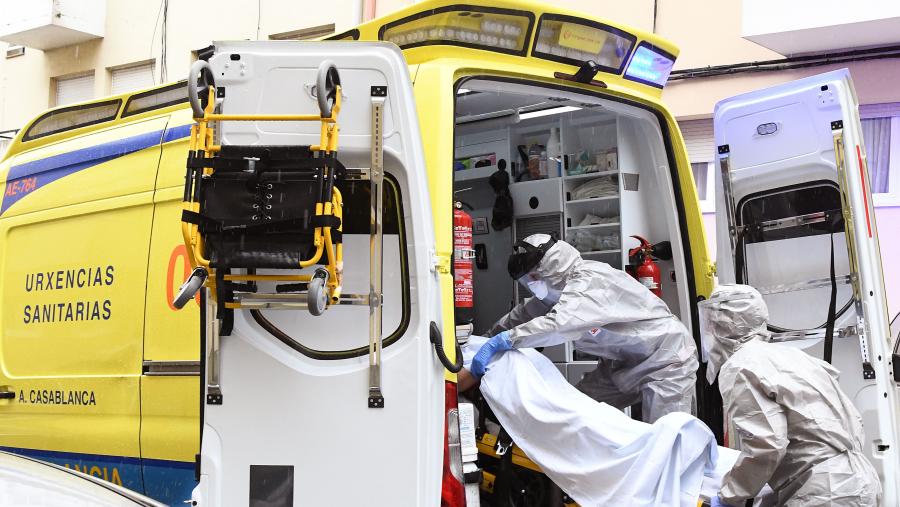 O modelo, explican os científicos, está baseado en considerar á poboación dividida en distintos compartimentos: persoas susceptibles, infectadas, recuperadas, asintomáticas, superpropagadoras, hospitalizadas, recuperadas e falecidas. FOTO: Santi Alvite