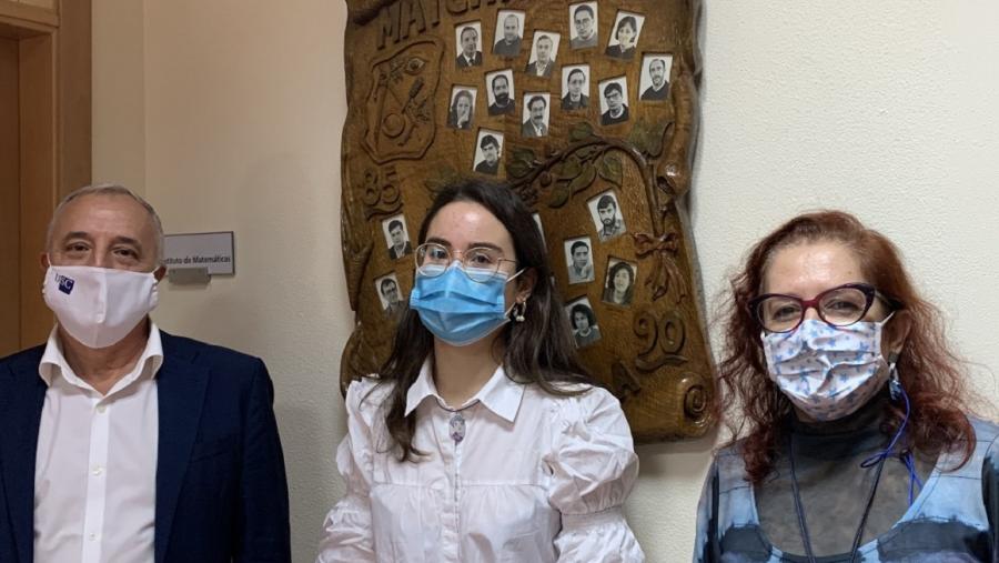 De esquerda a dereita o director do IMAT, Juan José Nieto; a alumna Laura Fernández; e a decana de Matemáticas, Elena Vázquez Cendón De esquerda a dereita o director do IMAT, Juan José Nieto; a alumna Laura Fernández; e a decana de Matemáticas, Elena Vázquez Cendón