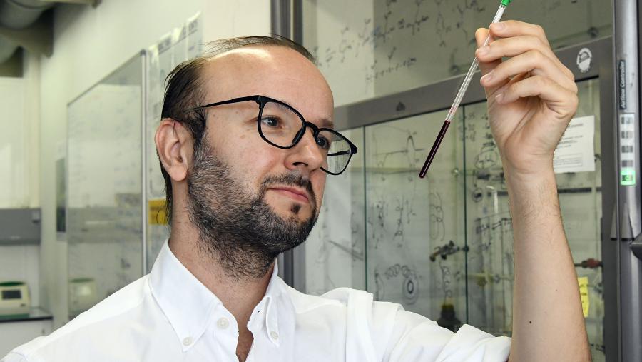 Javier Montenegro traballando no seu laboratorio do CiQUS. FOTO: Santi Alvite Javier Montenegro traballando no seu laboratorio do CiQUS. FOTO: Santi Alvite