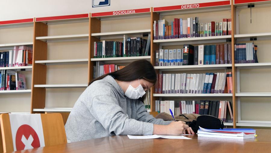 Establécense quince premios en metálico e diploma acreditativo, que se repartirán por cada unha das grandes áreas de coñecemento. FOTO: Santi Alvite