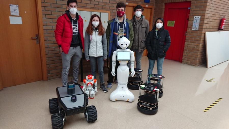 Estudantes de Robótica cos novos equipos chegados á EPS de Enxeñaría Estudantes de Robótica cos novos equipos chegados á EPS de Enxeñaría