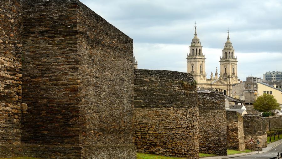 Unha vista da muralla de Lugo coa catedral ao fondo Unha vista da muralla de Lugo coa catedral ao fondo