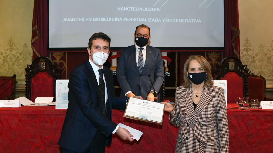 O director xeral de Burdinola, Mikel Martínez, entrega o galardón a María José Alonso nun acto presidido polo reitor Antonio López. FOTO: Santi Alvite O director xeral de Burdinola, Mikel Martínez, entrega o galardón a María José Alonso nun acto presidido polo reitor Antonio López. FOTO: Santi Alvite