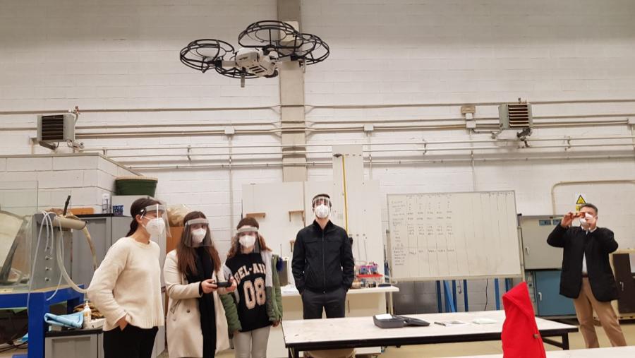 Estudantes voan un dron no interior dunha nave da EPS de Enxeñaría de Lugo Estudantes voan un dron no interior dunha nave da EPS de Enxeñaría de Lugo