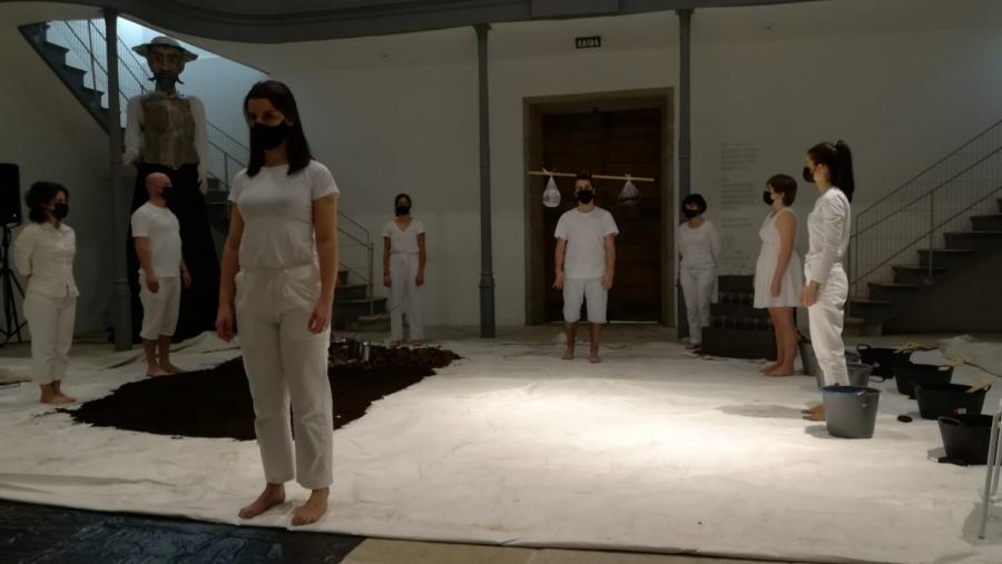 Participantes no obradoiro da Aula de Teatro da USC Lugo, nunha intervención no Vello Cárcere (imaxe de arquivo) Participantes no obradoiro da Aula de Teatro da USC Lugo, nunha intervención no Vello Cárcere (imaxe de arquivo)
