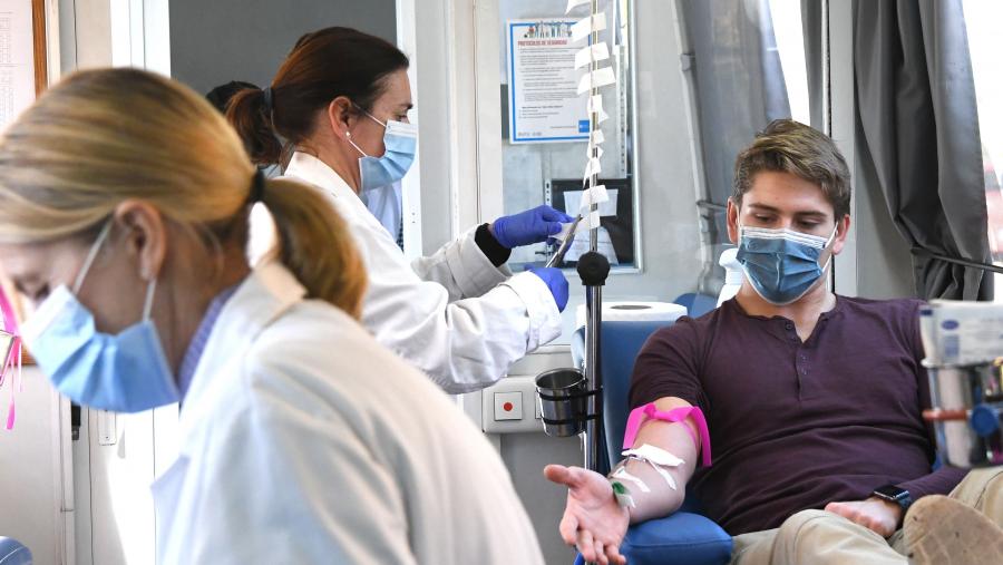 USC e ADOS consideran de vital importancia ampliar e rexuvenecer a base de persoas doadoras de sangue en Galicia. FOTO: Santi Alvite USC e ADOS consideran de vital importancia ampliar e rexuvenecer a base de persoas doadoras de sangue en Galicia. FOTO: Santi Alvite