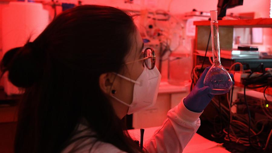 Investigadora nun laboratorio tratando fármacos fotosensibles. FOTO: Santi Alvite Investigadora nun laboratorio tratando fármacos fotosensibles. FOTO: Santi Alvite