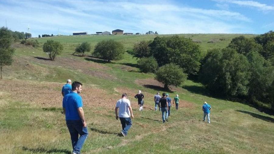 Andrés Osoro, en primeiro termo, nunha sesión sobre pastos no Marco da Curra do CIAM. Imaxe de arquivo Andrés Osoro, en primeiro termo, nunha sesión sobre pastos no Marco da Curra do CIAM. Imaxe de arquivo