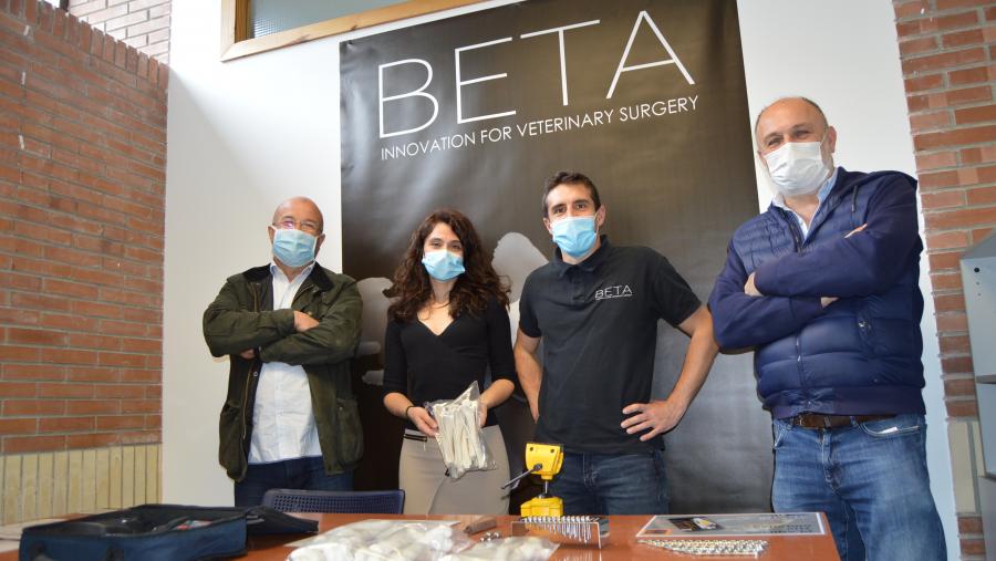 Os responsables da empresa Beta Implants, entre Antonio González Cantalapiedra e Gonzalo Fernández Rodríguez Os responsables da empresa Beta Implants, entre Antonio González Cantalapiedra e Gonzalo Fernández Rodríguez