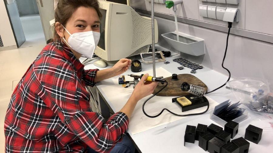 A investigadora da área de Microbioloxía e Parasitoloxía Saskia Flament Simon pon a punto un kit A investigadora da área de Microbioloxía e Parasitoloxía Saskia Flament Simon pon a punto un kit