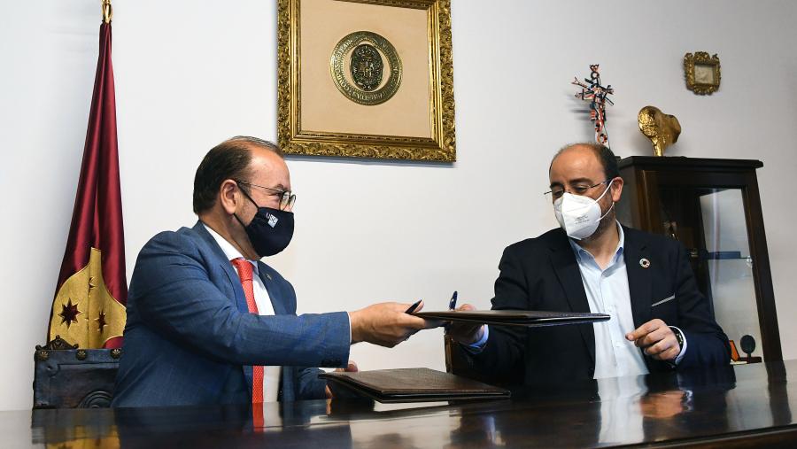 O reitor Antonio López e Marcos Martín en representación de Viaqua asinan o convenio. FOTO: Santi Alvite O reitor Antonio López e Marcos Martín en representación de Viaqua asinan o convenio. FOTO: Santi Alvite